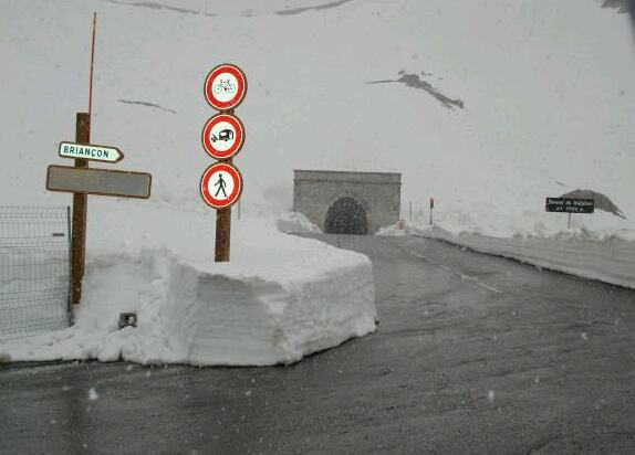 Col du galibier met de tunnel op 2556 meter in de sneeuw